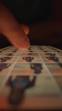 Akıllı telefon ekranında resimleri karıştıran, dijital bir fotoğraf galerisinde gezinen bir elin yakın çekimi