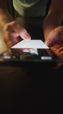 Bir kişinin eli mobil bir cihaz ekranında sosyal medyada hızla kaydırıyor