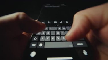 Bir kullanıcı dokunmatik ekrandaki öngörücü metin girdisini kullanarak akıllı telefona notlar yazar