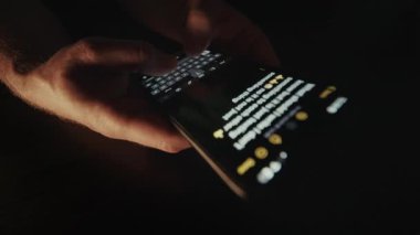 Dokunmatik ekran klavyesini kullanarak mobil bir cihazda Notlar uygulamasında yazı yazan eller