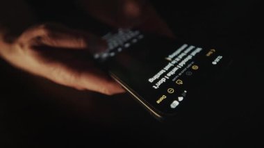 Bir kullanıcı akıllı telefondaki dokunmatik ekran klavyesini kullanarak notlar yazar