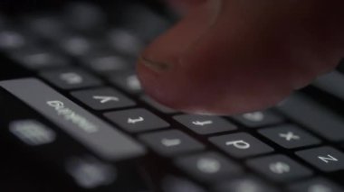 Bir kişi akıllı bir telefona notlar yazar ve dokunmatik ekranda yazarken otomatik öneriler görünür.