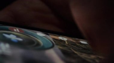 Bir kişi haber kaynaklarını sosyal medya uygulaması, arama gönderileri ve mobil aygıtlardaki güncellemeler üzerinden kaydırır