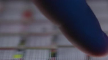 Bir kullanıcı akıllı telefonundaki kaydedilen resim ve videolara göz atar, aygıttaki kişisel medyayı keşfeder