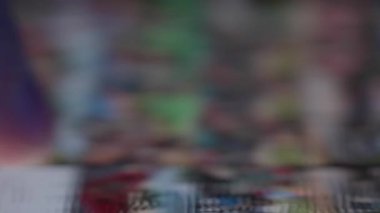 Bir kişi akıllı telefon dokunmatik ekranında fotoğraflar ve videolar da dahil olmak üzere multimedya dosyalarına göz atar