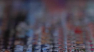 Bir insan fotoğraf galerisindeki resimlere yakınlaşmak için akıllı telefon ekranında çimdik hareketi yapar.