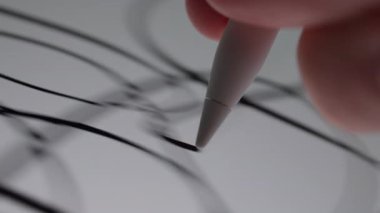 Dijital tablet ekranda soyut karalamalar oluşturmak için stil kalem kullanarak elin yakın plan görüntüsü