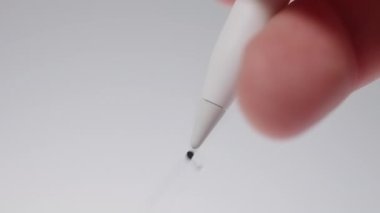 Tablet ekranında yazmak ya da çizmek için stil kalem kullanan, pürüzsüz dijital el yazısı ve modern dokunmatik ekrandaki yaratıcı girdiyi gösteren bir elin yakın plan görüntüsü