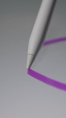 Rastgele çizgiler ve şekiller çizen sıradan bir el, dijital yaratıcılığı ve dokunmatik etkileşimi gösteren stil bir kalemle elektronik bir ekrana şekil verir.
