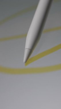 Dijital tablet ekranı stil kalemle çizilen rastgele sarı karalamaları gösterir