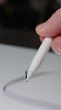 Bir stil bir dolar işareti oluştururken dijital tablet ekranın yakın plan görüntüsü, dijital çizim veya finansal konsept gösterimi