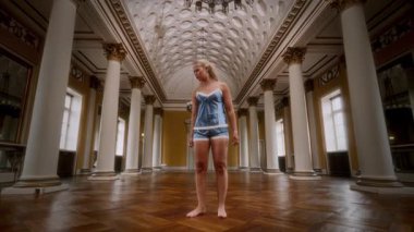 Bir dansçının boş, büyük bir dans salonunda anlamlı, değişken bir gösteri sergilemesi performansın yalnızlığını ve duygusunu yansıtıyor.