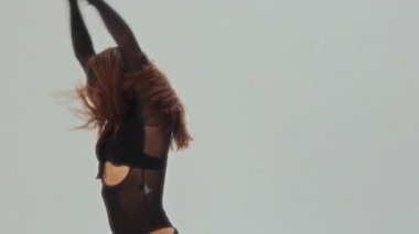 Etkileyici genç bir dansçı, minimalist stüdyo ortamında duygu ve zarafetle çağdaş hareketler sergiliyor.