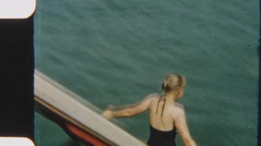 8mm 'lik klasik görüntülerde Garda Gölü' nün sularına kayan genç bir kadın suya düşerken bir sıçrama yaratıyor.