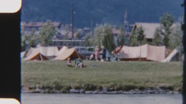 8mm 'lik klasik görüntüler, Garda Gölü' nün güzel kıyılarında sakin bir göl kenarı kamp alanını gösteriyor. Suyun ve doğanın huzurlu manzarasıyla.