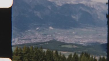 Foothill arazisinde yapılan 8mm 'lik vintage POV çekimi, aşağıdaki Alp Vadisi' ne kurulmuş harika bir kasaba manzarası sunuyor.