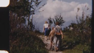 Bulutlu bir günde, huzurlu bir patikada yürüyüp, doğadaki zamansız birlikteliği yakalayan 8 mm 'lik huzurlu bir ailenin filmi.
