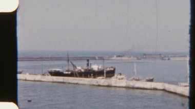 Tarihi Ceneviz Limanı 'nın çeşitli kenetlenmiş gemi ve tekneleriyle gösterilen 8mm' lik klasik görüntüler.