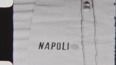 Oyuncak bir araba, Roma 'dan Napoli' ye bir yolculuğu simgeleyen minimalist bir yol haritası boyunca seyahat eder.