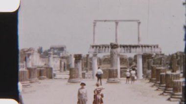 Ziyaretçiler Pompeii 'deki Forum' un güneşli portresini keşfederek antik Roma tarihi ve mimarisine daldılar.