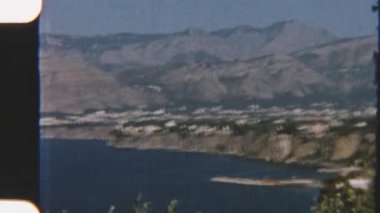 8mm 'lik klasik bir tava muhteşem Sorrento kıyı şeridini görkemli dağları ve Napoli Körfezi' ni yakalar.