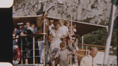 Turistler tekneden inip büyüleyici bir İtalyan limanına iniyorlar. Kıyıdaki güzelliği keşfetmeye hazırlar.