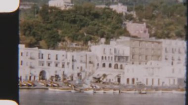 Capri 'deki Marina Grande' ye yanaşan tekneler ve yerel gemiler ada yaşamının ve sahil güzelliğinin resimli bir manzarasını oluşturuyor.