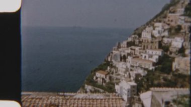 8mm 'lik görüntüler Positano' nun ikonik uçurum kenarı mimarisini yakalar ve çarpıcı Amalfi Sahili 'ne bakan renkli kasabanın nostaljik bir görüntüsünü verir.
