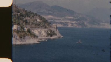 Napoli 'nin göz kamaştırıcı Amalfi Sahili boyunca uzanan görkemli dağlarını gösteren ve doğal güzelliğin nostaljik bir görüntüsünü sunan zamansız 8mm' lik görüntüler.