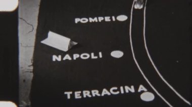 Oyuncak bir araba Napoli 'den Terracina' ya minimalist bir haritada İtalya kıyılarında büyüleyici bir yolculuğu sembolize ediyor.