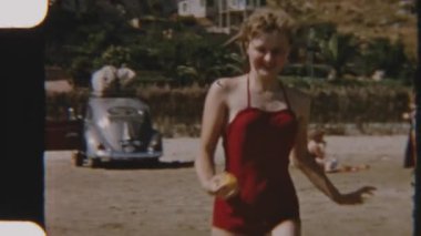 Genç bir kız Terracina Sahili boyunca koşar, sonra şeftali yemek için durur, güneşin ve arka plandaki dalgaların sesinin tadını çıkarırken meyvenin tadını çıkarır.