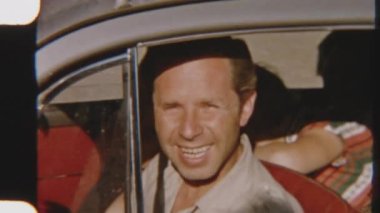 Bir aile klasik bir Beetle arabasından Terracina Sahili 'nin kumlu sahillerine adımını atar ve 8mm' lik bir filmde sahilin nostaljik bir anını yakalar.