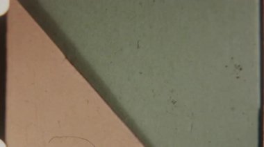 Titrek, karlı bir 8 mm film geçişi, klasik film logosunun yer aldığı bir kırmızı film şeridini gözler önüne seriyor.