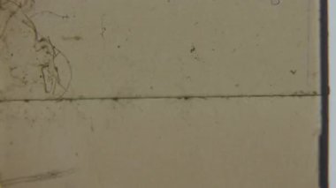 Vintage 8mm geçiş, KE logosunun ve 1963 yılının yer aldığı kırmızı bir film şeridini gözler önüne seriyor, nostaljik bir film efektiyle klasik bir geçmişe dönüş görüntüsü seriyor.