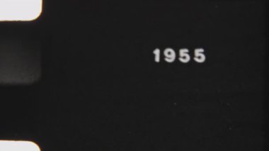 1955 yılını gösteren 8mm 'lik klasik film şeridi. Özgün bir retro görünüş için görünür çıkıntı delikleri ve tahıl içeriyor.