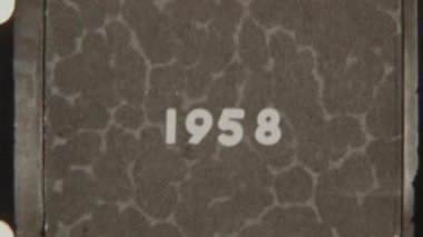 Retro tarzı 8mm film 1958 'i gösteriyor. Görünür toz, çizikler ve klasik, sıkıntılı bir görünüm.