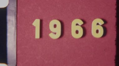 1966 yılının kırmızı arka planında sahnelenen 8 mm 'lik klasik film şeridi otantik bir retro görüntüyü yakalıyor.