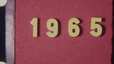 1965 'te 8 mm' lik kırmızı desenli arka planda gösterilen metin, klasik, film tahılı ve kusurlu retro bir görünüm içeriyor.