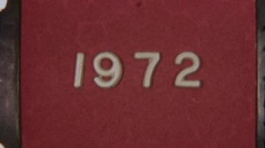 Kumaşlı kırmızı 8 mm film lideri 1972 tarihini klasik tarzda özgün bir geçmişe dönük film görüntüsüyle sunuyor.