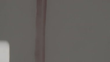 8 mm 'lik bir makaranın başlangıcına ait ayrıntılı bir çekim. İçinde sproket delikleri, dikey kırmızı çizgiler ve basılı metinler var. Nostaljik cazibeyi çağrıştıran hafif soluk, kumlu bir dokusu var.