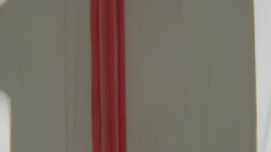 8 mm 'lik özgün bir ön rulo klipte, sol kenar boyunca çarpıcı bir dikey kırmızı şerit, desenli kırmızı karakterler ve görünür delikler yer alır.