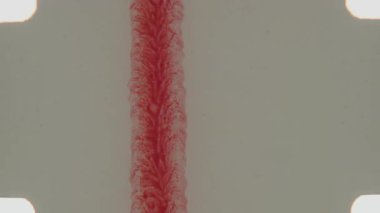 Bu klip, koyu kırmızı tipografi ve 8mm 'lik bir ön rulo üzerinde dikey şeritli bir çizgi çeker, analog filmin klasik estetiğini açık arkaplan ile vurgular.