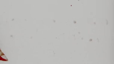 8 mm 'lik bir ön çekim klipinde, klasik film estetiğini geliştiren, hafif, nötr bir arka plana dayanan, dokulu, granüler bir yüzeye sahip kırmızımsı kahverengi bir film şeridi yer alıyor.