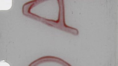 Bir dizi desenli, canlı kırmızı harf hafif kumlu beyaz arka planda, klasik 8 mm ön rulo, organik, elle boyanmış görünüm ve hafif kenar düzensizlikleri ile gösterilir.