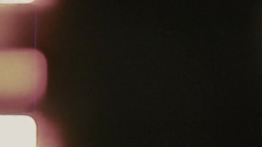 Yumuşak bej arkaplanlı, yuvarlak köşeli ve hafif bir değişimle hafif tonlardan derin karanlığa dönüşen 8 mm 'lik bir film.