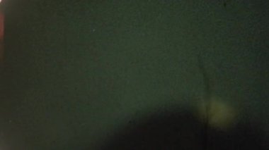 8 mm 'lik film şeridinin gerçekçi bir yakın çekimi belirgin çıkıntılı delikler ve yumuşak bir değişimle koyu, sıcak bir tondan hafif, soluk bir tona, ince tahıllı ve küçük kusurlu