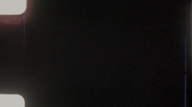 Bu 8 mm 'lik koyu renkli film, koyu renkli baskın bir karanlığı, gözle görülür film tahılını ve dokusunu ve kırmızı-kahverengi ışık sızıntısı tarafından vurgulanan film kenarlarını içerir.