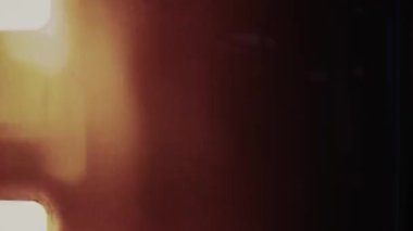 Bu 8 mm 'lik film, solda açık kehribardan sağda daha zengin bir kahverengiye geçiş yapan sıcak, hafif doymuş bir gradyanı gösteriyor.