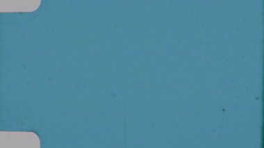 Bu klasik kaplama, sol kenarı boyunca belirgin deliklerle donatılmış mavi 8mm 'lik bir film şeridi içeriyor. Nostaljik, retro-estetik bir renkle parlak, berrak bir rengi birleştiriyor.