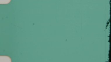 Orijinal 8 mm 'lik bir video klipten yeşil bir film kaplamaktadır. Özgün bir filmin nostaljik özünü yakalayan ince siyah lekeler, çizikler ve kusurlarla dokulu bir yüzey içerir.